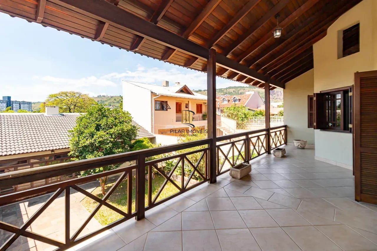 Casa com 4 dormitórios e 2 pavimentos em ótimo estado de conservação .