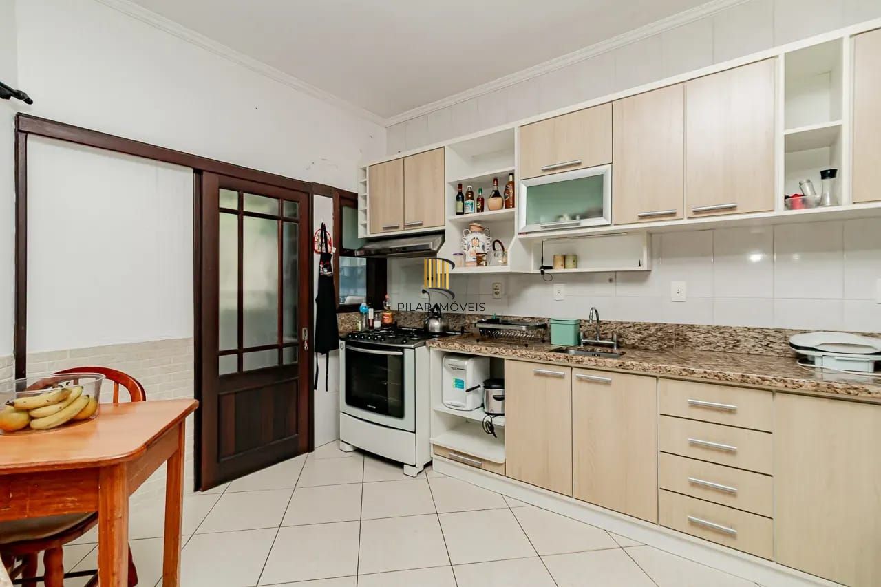 Casa com 4 dormitórios e 2 pavimentos em ótimo estado de conservação .