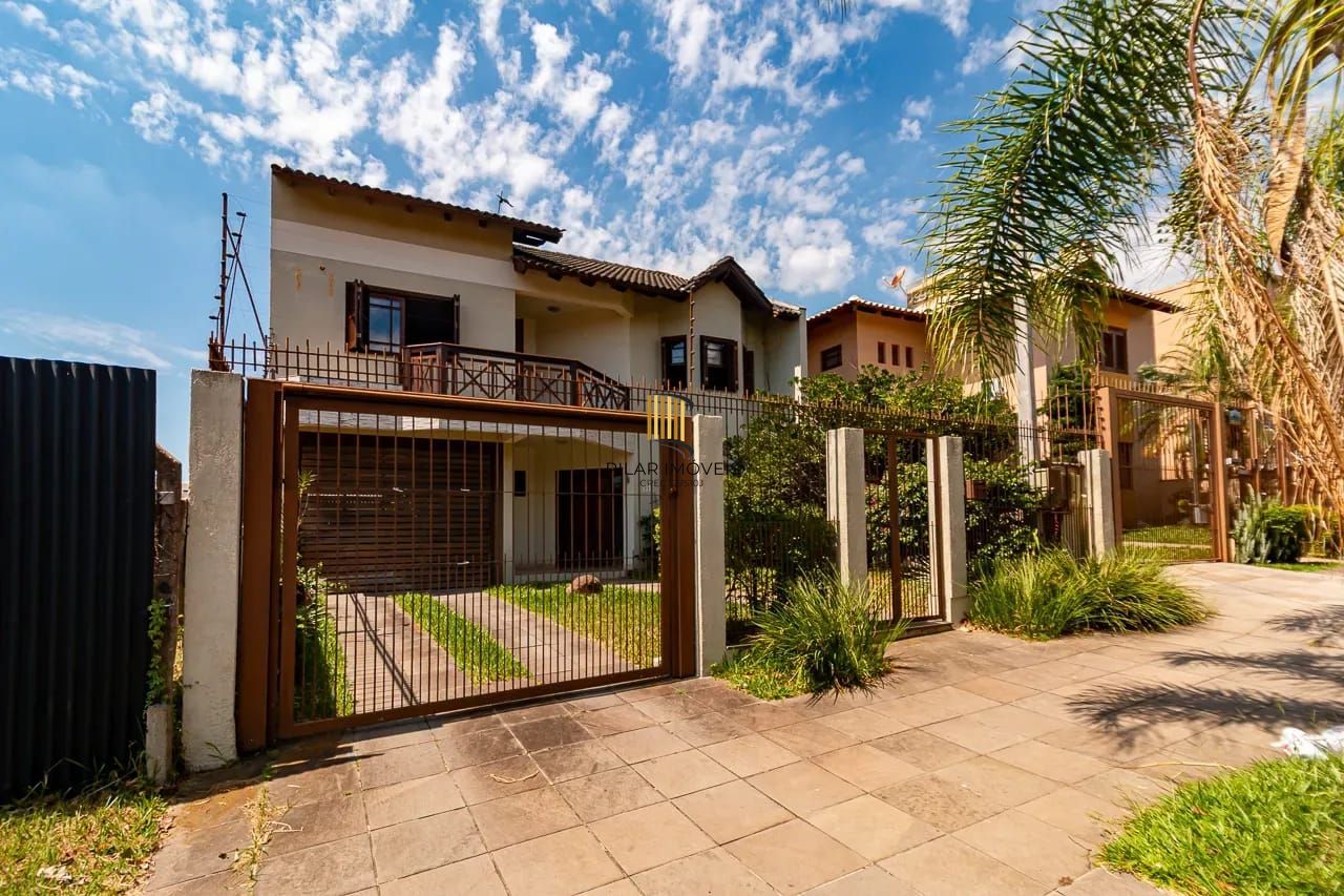 Casa com 4 dormitórios e 2 pavimentos em ótimo estado de conservação .