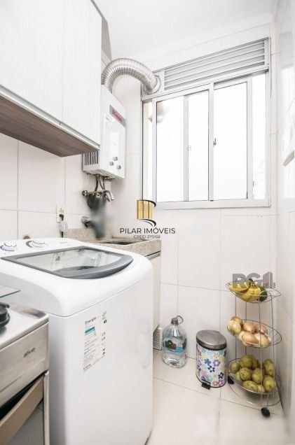 Apartamento com 2 quartos, sala, cozinha, sacada com churrasqueira e 1 vaga.