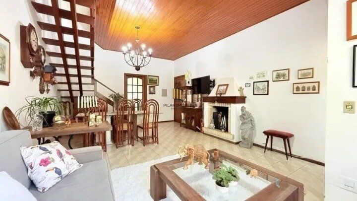 Casa de 4 dormitórios, uma suíte, pátio com piscina nos fundos e espaço para até 3 carros no Chácara das Pedras