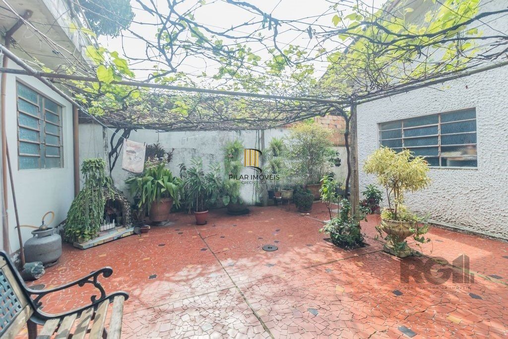 Casa 4 dormitórios no bairro Navegantes