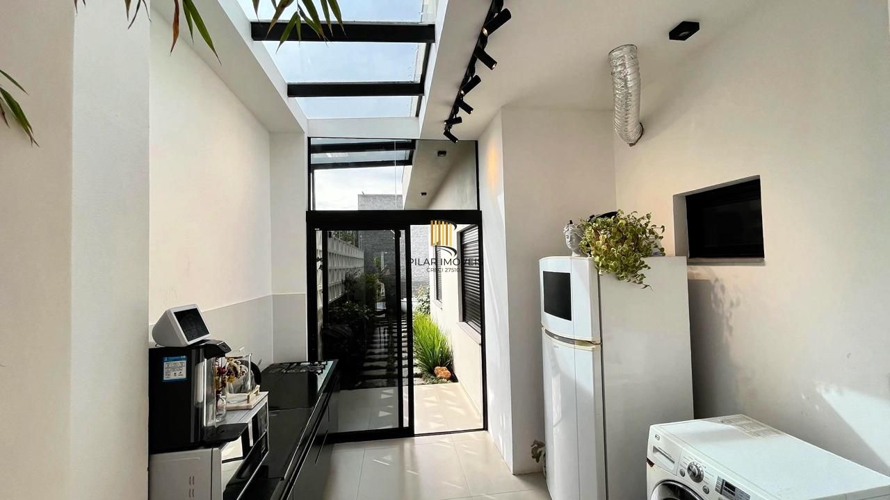 Casa Moderna com Suíte, Hidromassagem, Jardim e 2 Vagas