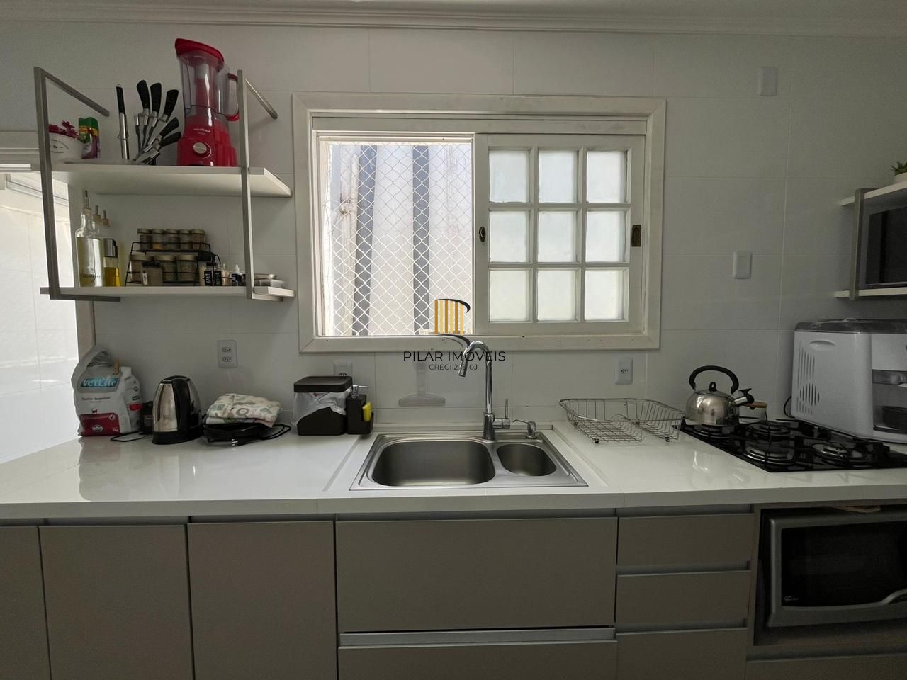 Apartamento à venda/ Três dorm/ Elevador/Garagem/ Amplo/ Bem Localizado