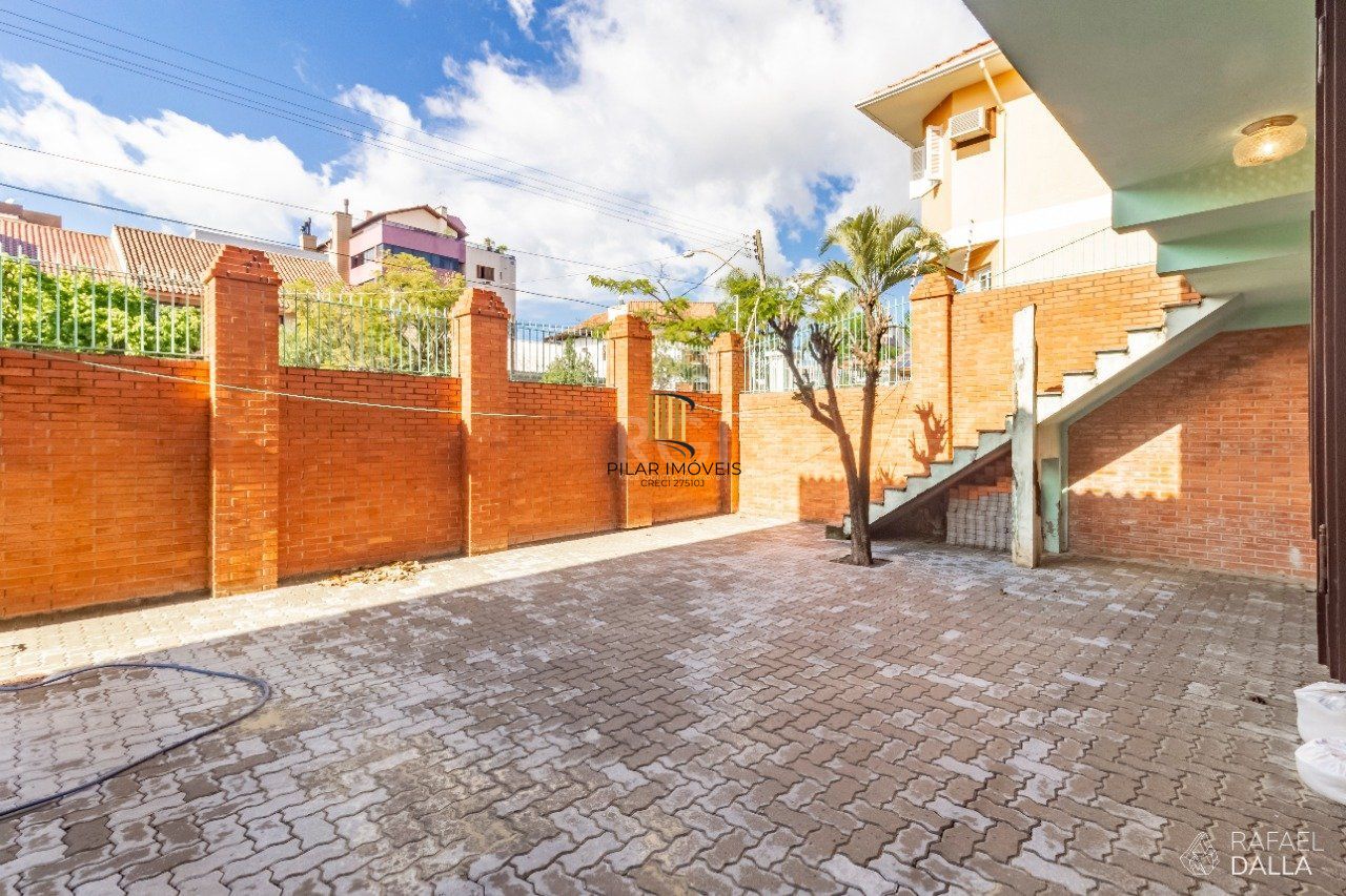 Casa para Venda - 574m², 3 dormitórios, sendo 2 suites, 8 vagas - Jardim Planalto