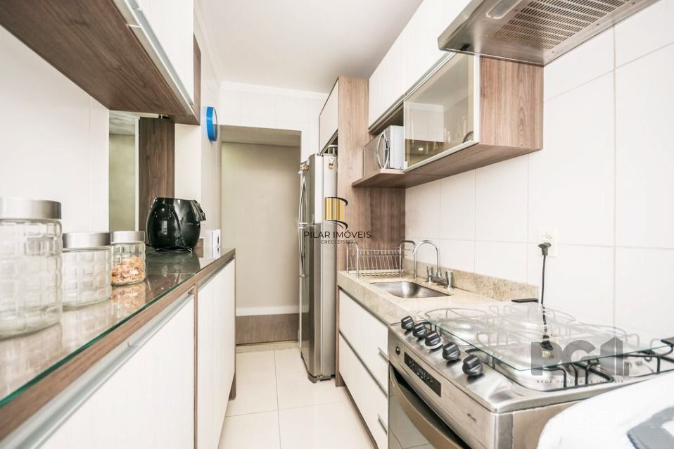 Apartamento com 2 quartos, sala, cozinha, sacada com churrasqueira e 1 vaga.