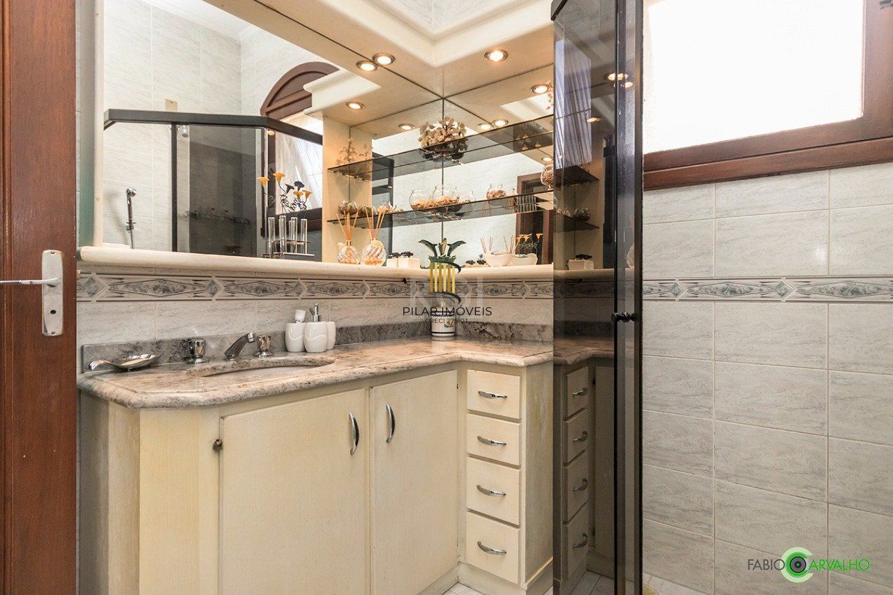 Sobrado para Venda - 335m², 4 dormitórios, sendo 2 suites, 3 vagas - Petrópolis