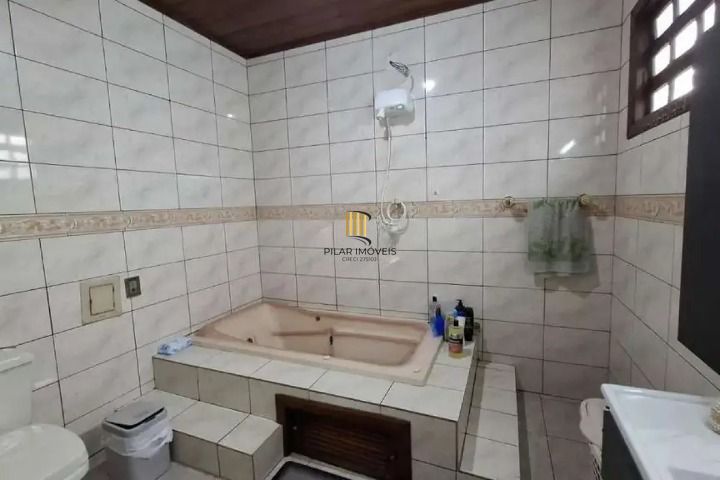 CASA A VENDA NO BAIRRO HARMONIA EM CANOAS COM 4 QUARTOS / 1 SUITE / 3 BANHEIROS / 6 VAGAS