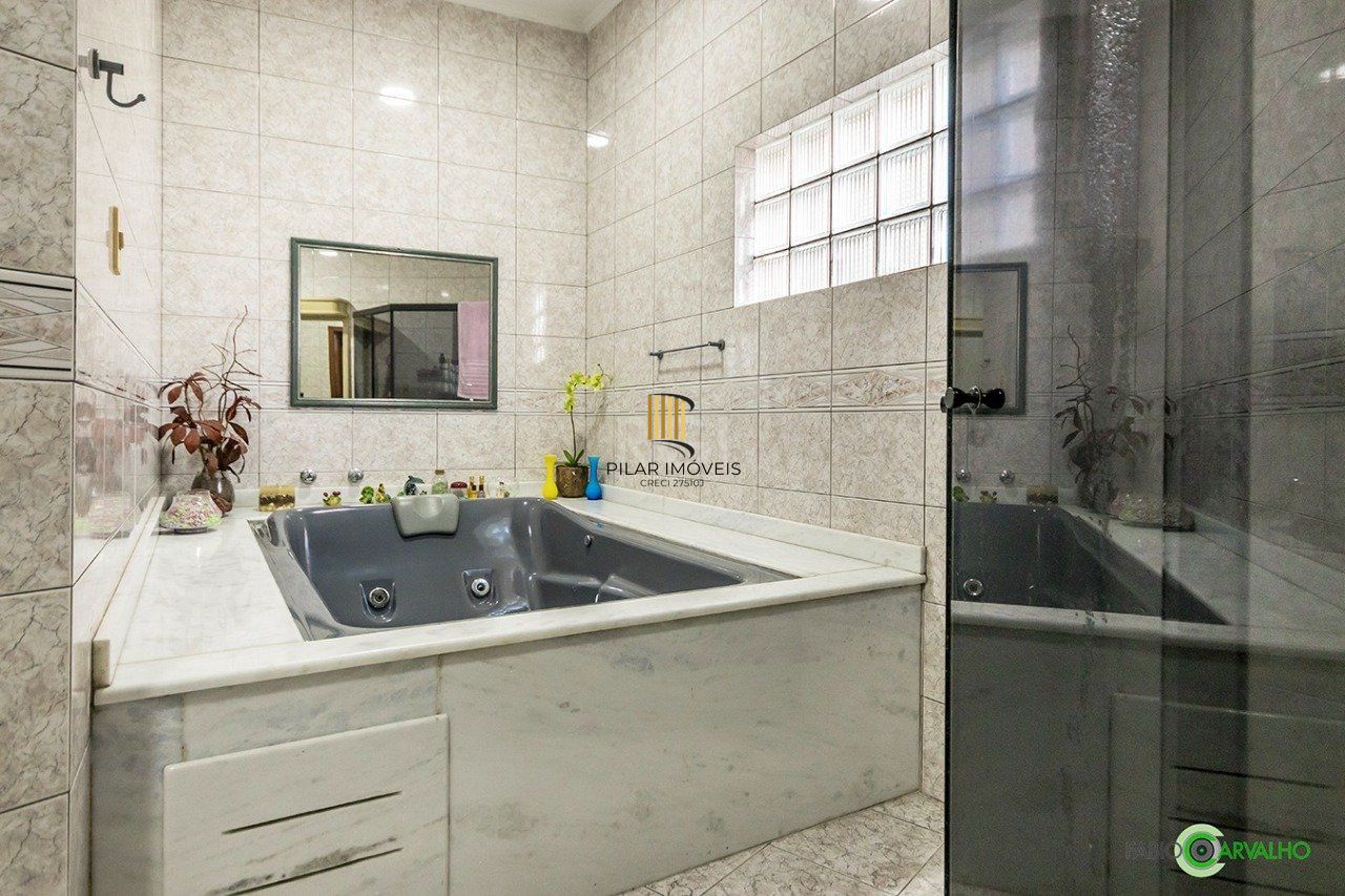 Sobrado para Venda - 335m², 4 dormitórios, sendo 2 suites, 3 vagas - Petrópolis