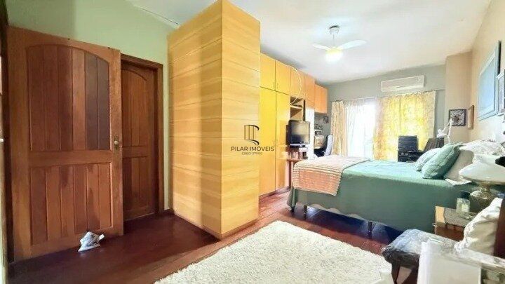 Casa de 4 dormitórios, uma suíte, pátio com piscina nos fundos e espaço para até 3 carros no Chácara das Pedras