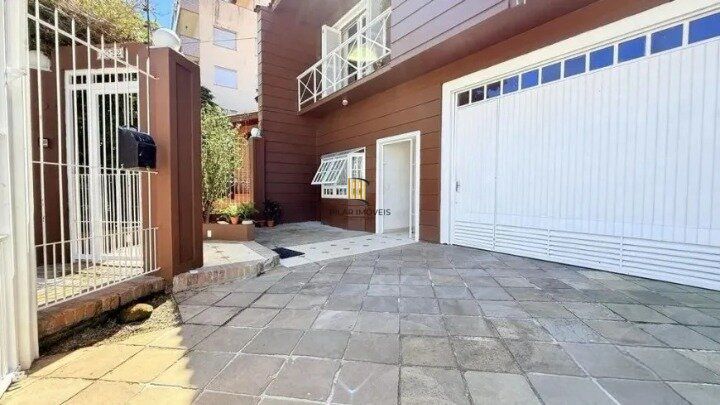 Casa de 4 dormitórios, uma suíte, pátio com piscina nos fundos e espaço para até 3 carros no Chácara das Pedras