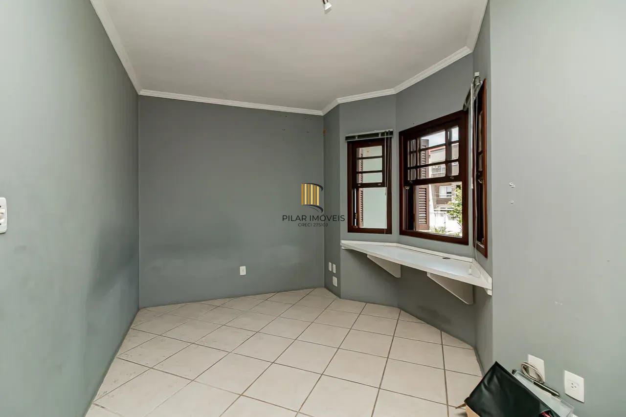Casa com 4 dormitórios e 2 pavimentos em ótimo estado de conservação .