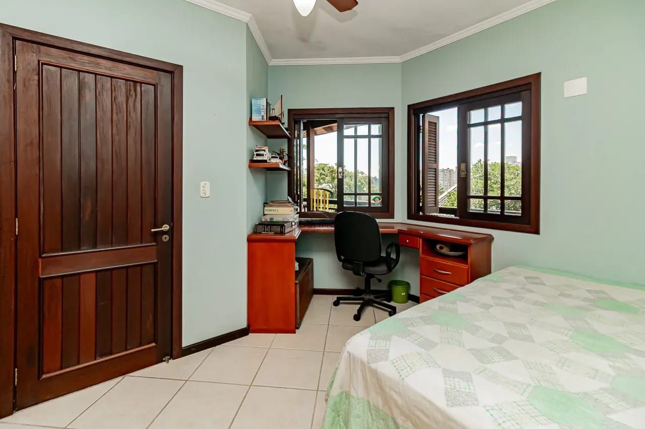 Casa com 4 dormitórios e 2 pavimentos em ótimo estado de conservação .