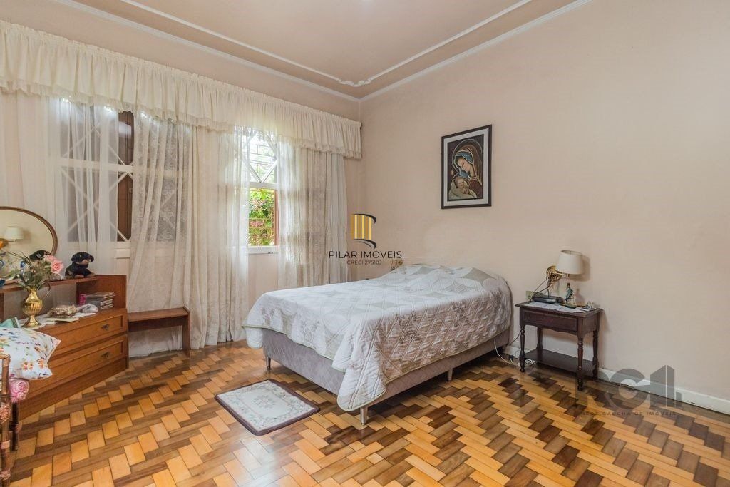 Casa 4 dormitórios no bairro Navegantes