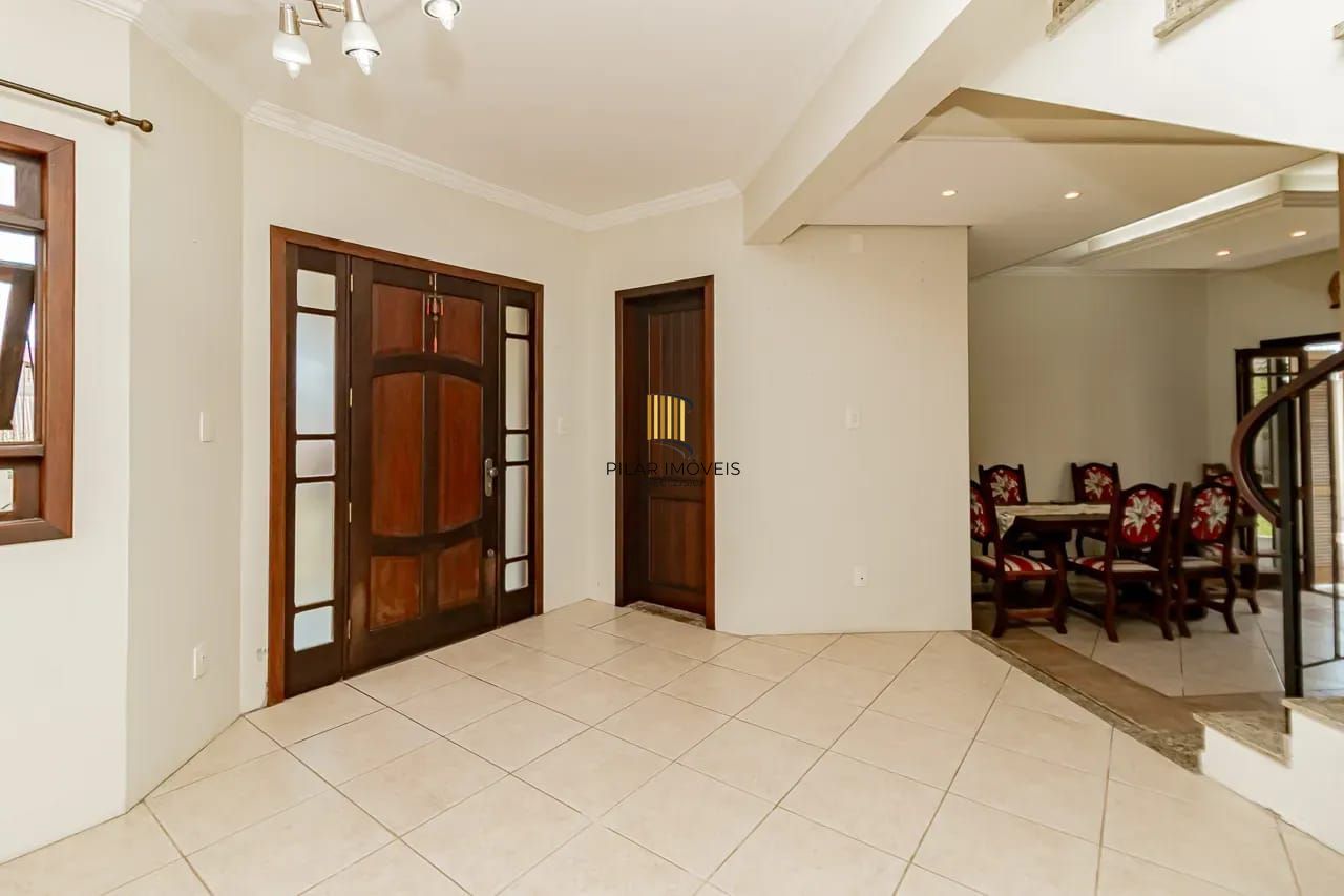 Casa com 4 dormitórios e 2 pavimentos em ótimo estado de conservação .