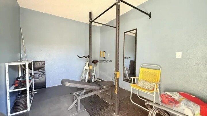 Casa de 4 dormitórios, uma suíte, pátio com piscina nos fundos e espaço para até 3 carros no Chácara das Pedras