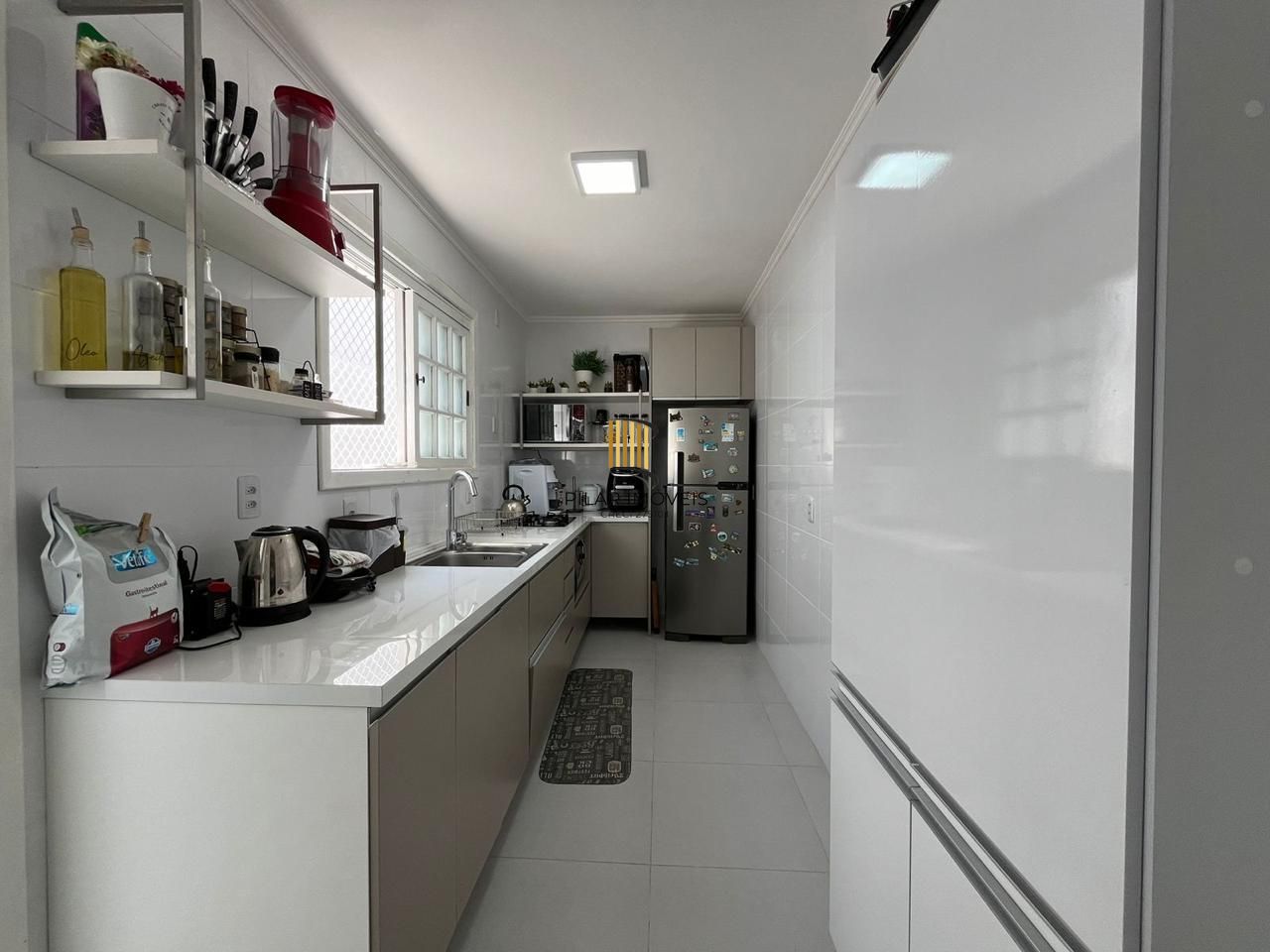 Apartamento à venda/ Três dorm/ Elevador/Garagem/ Amplo/ Bem Localizado