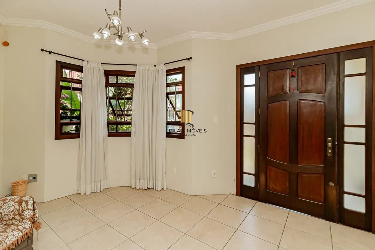 Casa com 4 dormitórios e 2 pavimentos em ótimo estado de conservação .