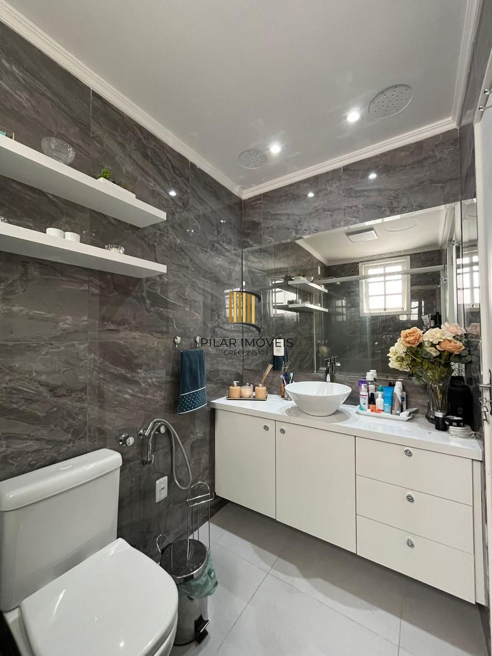 Apartamento à venda/ Três dorm/ Elevador/Garagem/ Amplo/ Bem Localizado