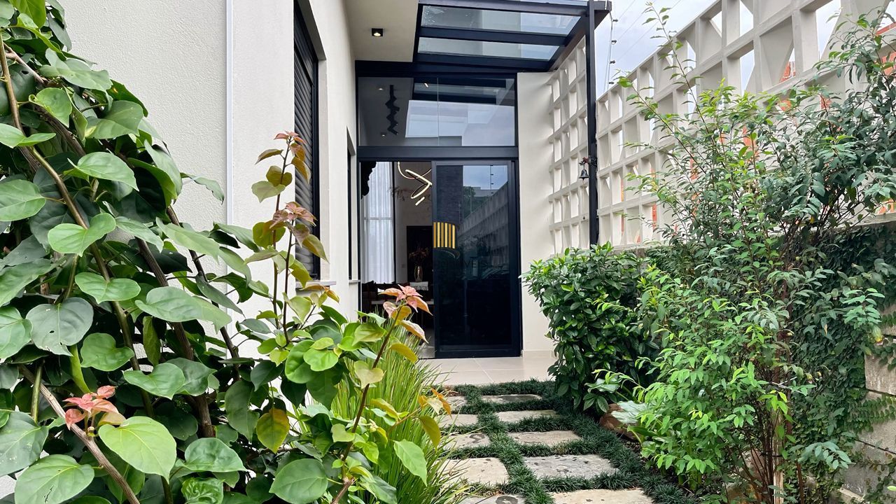 Casa Moderna com Suíte, Hidromassagem, Jardim e 2 Vagas