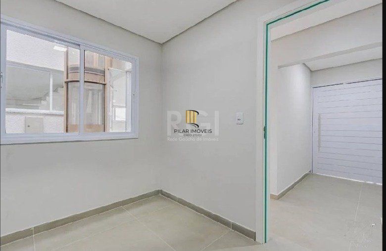 Casa para Venda - 220m², 3 dormitórios, sendo 2 suites, 2 vagas - Partenon