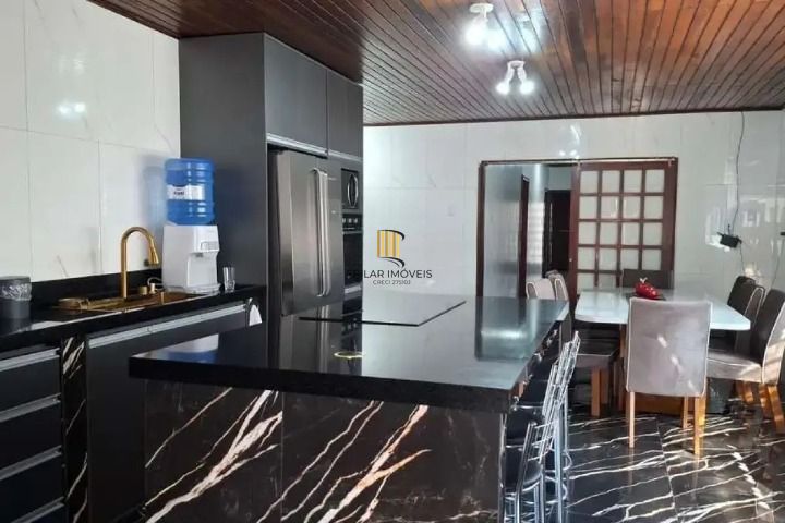 CASA A VENDA NO BAIRRO HARMONIA EM CANOAS COM 4 QUARTOS / 1 SUITE / 3 BANHEIROS / 6 VAGAS