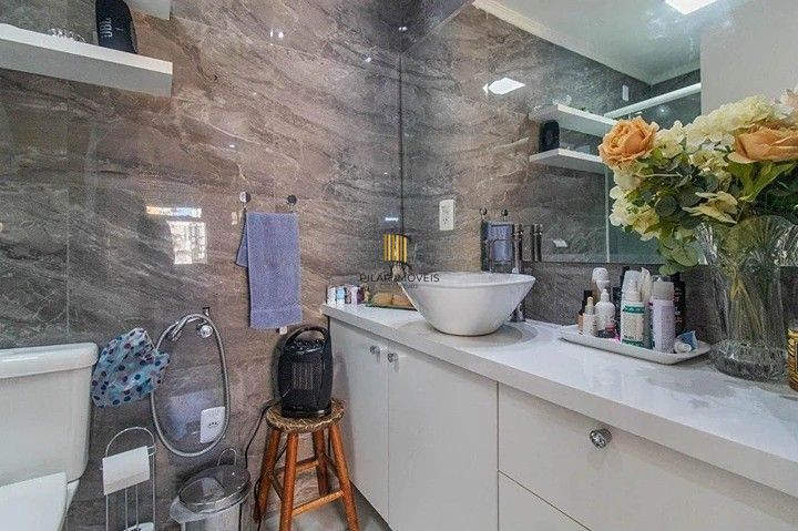 Apartamento à venda/ Três dorm/ Elevador/Garagem/ Amplo/ Bem Localizado