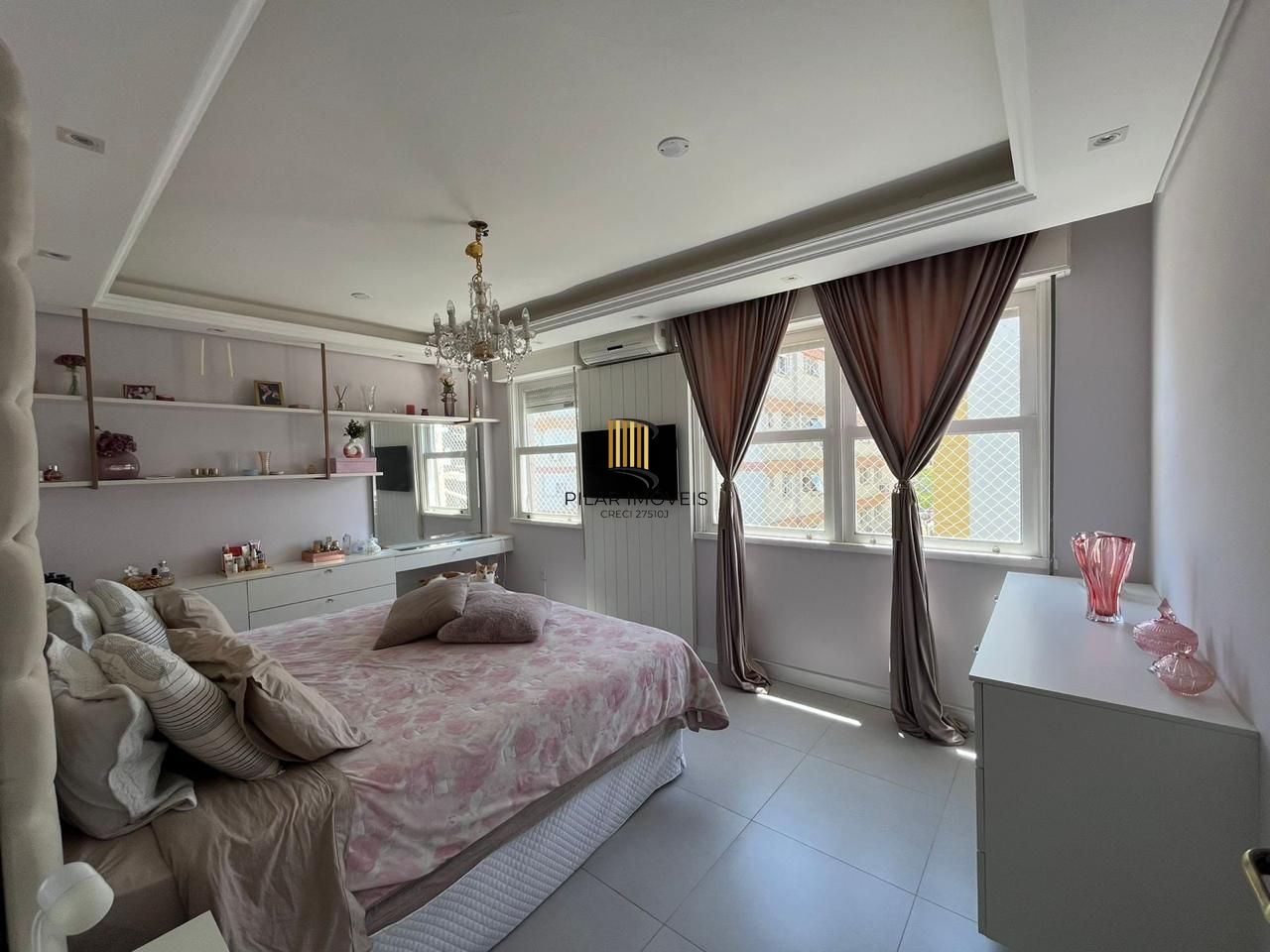 Apartamento à venda/ Três dorm/ Elevador/Garagem/ Amplo/ Bem Localizado