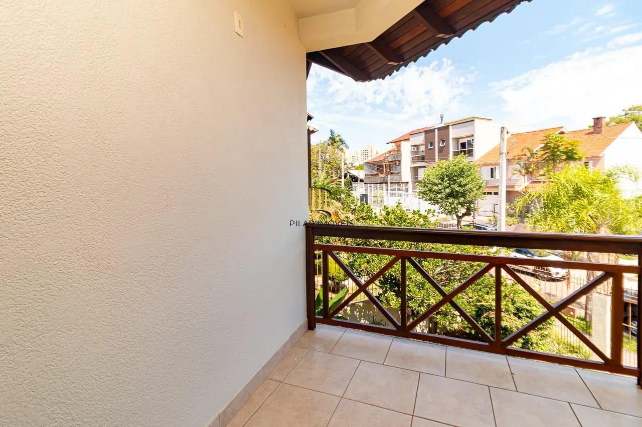 Casa com 4 dormitórios e 2 pavimentos em ótimo estado de conservação .