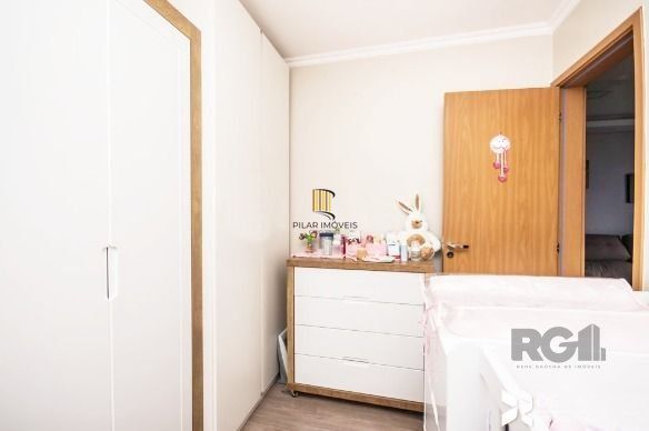 Apartamento com 2 quartos, sala, cozinha, sacada com churrasqueira e 1 vaga.