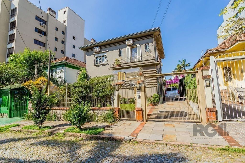 Casa 3 dormitórios, sendo 1 suíte, 636,29 m² de área privativa e 5 vaga(s) de garagem. Localizado na Rua Zamenhoff, no bairro São João em Porto Alegre. - Pilar Imóveis