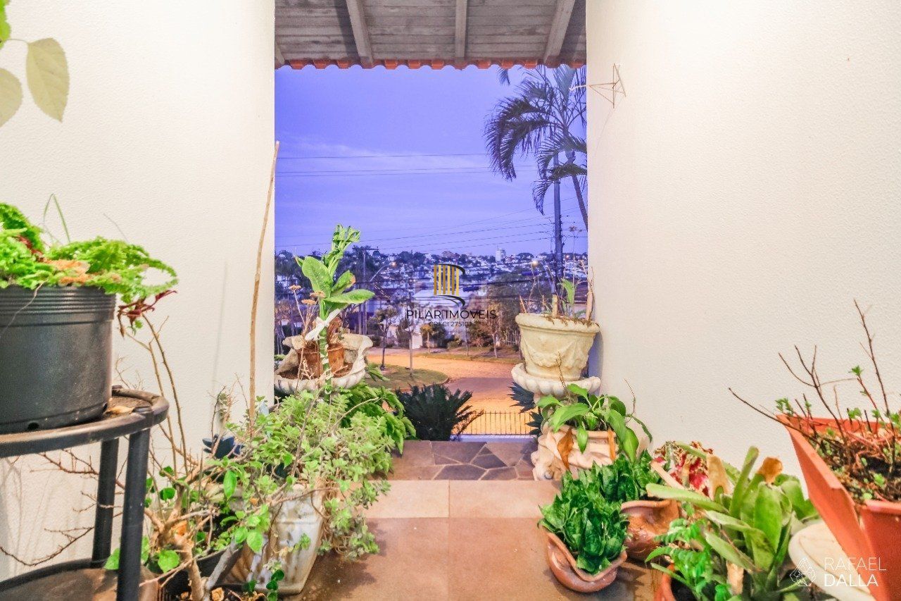 Casa para Venda - 249m², 5 dormitórios, sendo 1 suites, 4 vagas - Chácara das Pedras