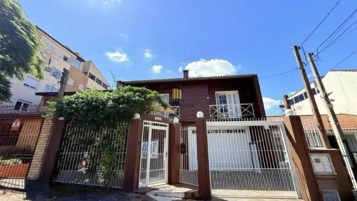 Casa de 4 dormitórios, uma suíte, pátio com piscina nos fundos e espaço para até 3 carros no Chácara das Pedras