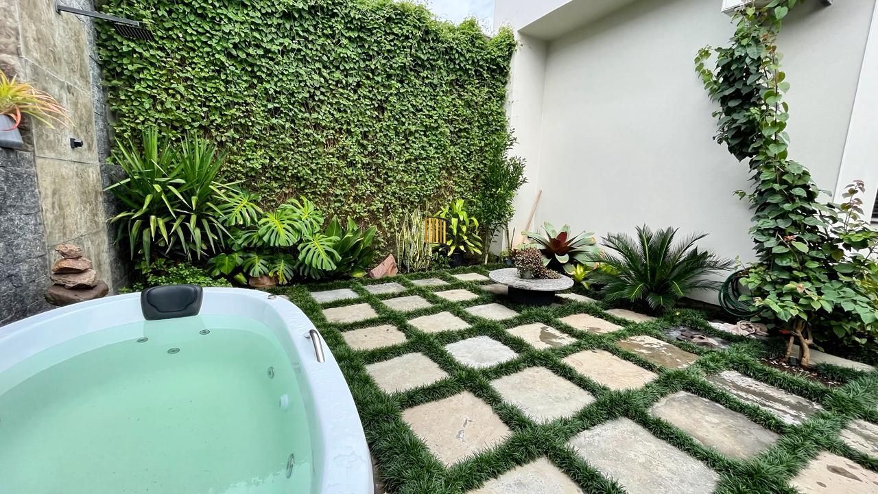 Casa Moderna com Suíte, Hidromassagem, Jardim e 2 Vagas