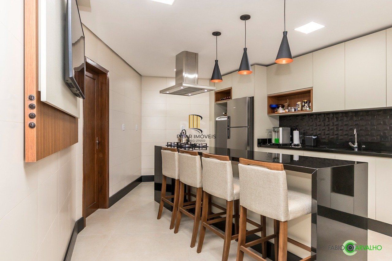 Sobrado para Venda - 335m², 4 dormitórios, sendo 2 suites, 3 vagas - Petrópolis