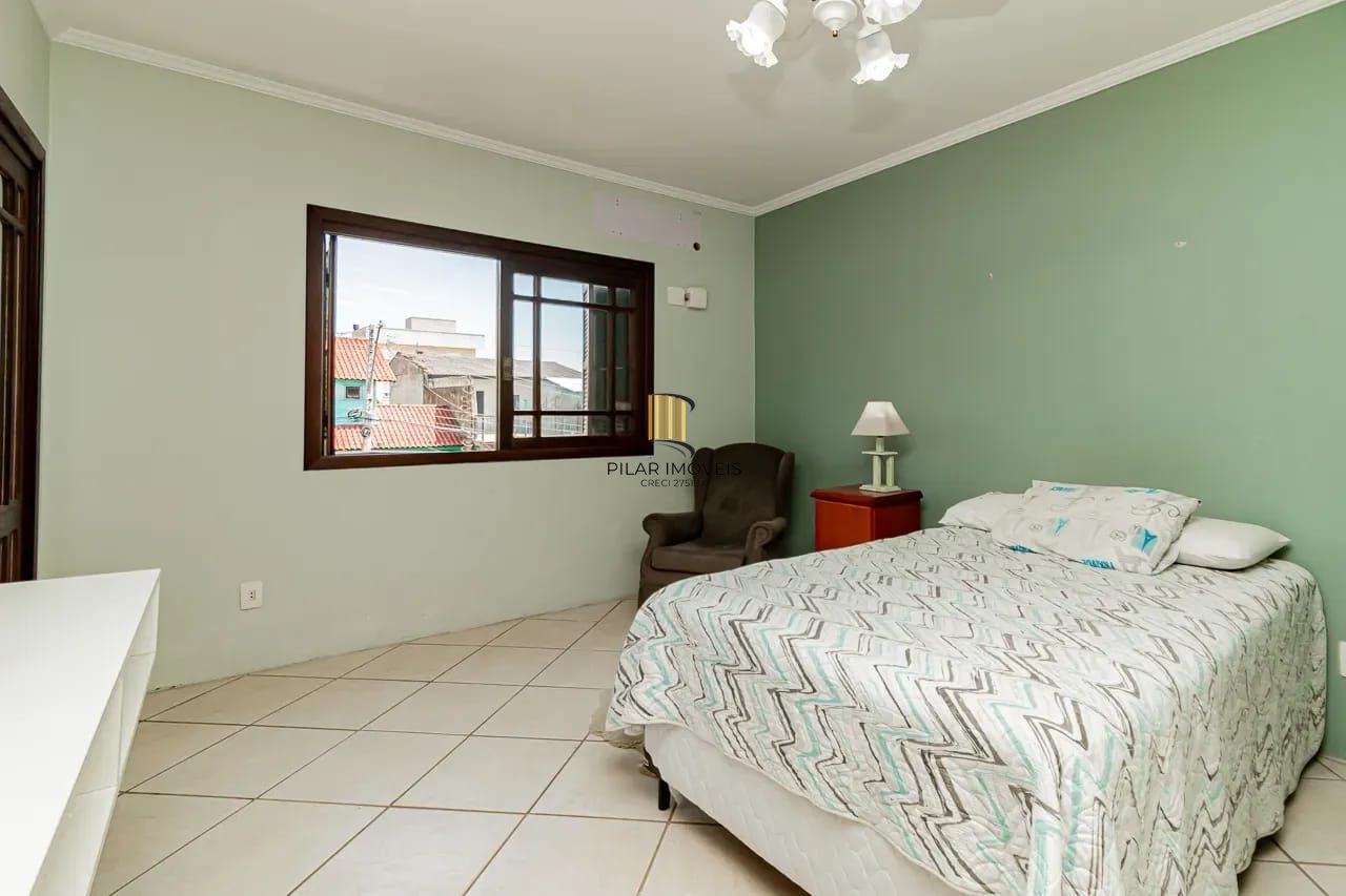 Casa com 4 dormitórios e 2 pavimentos em ótimo estado de conservação .
