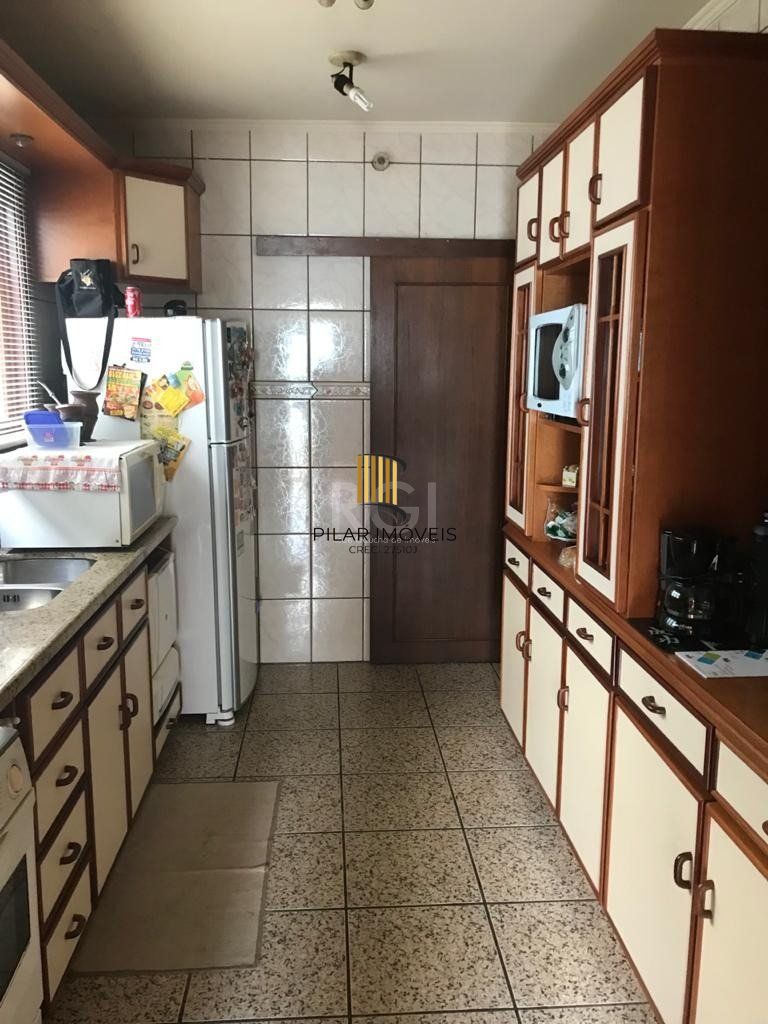 Casa para Venda - 270m², 4 dormitórios, sendo 1 suites, 5 vagas - Partenon