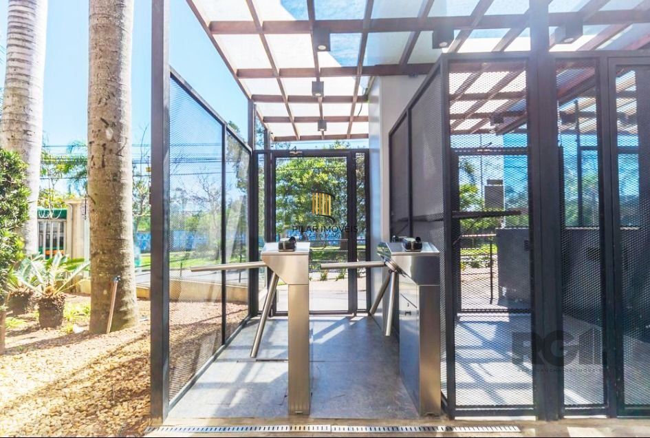 Apartamento com 2 quartos, sala, cozinha, sacada com churrasqueira e 1 vaga.