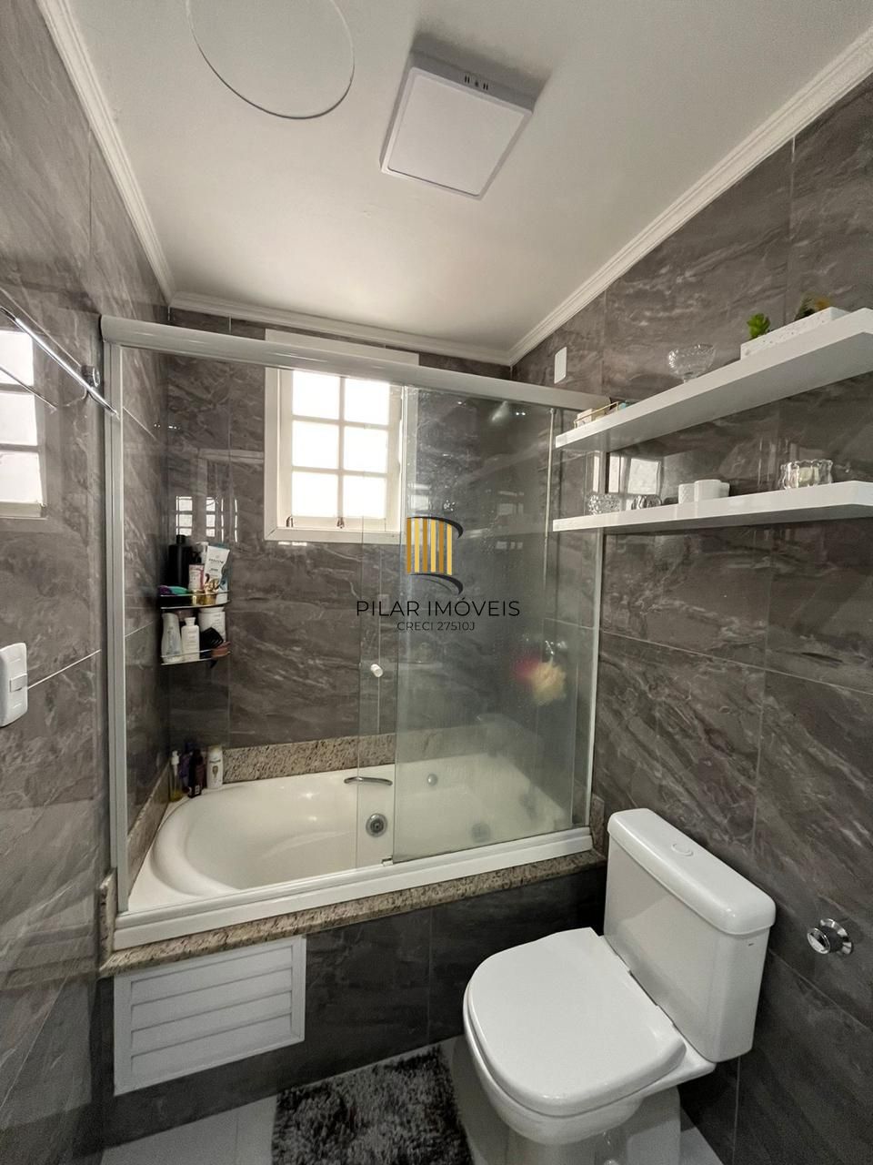 Apartamento à venda/ Três dorm/ Elevador/Garagem/ Amplo/ Bem Localizado