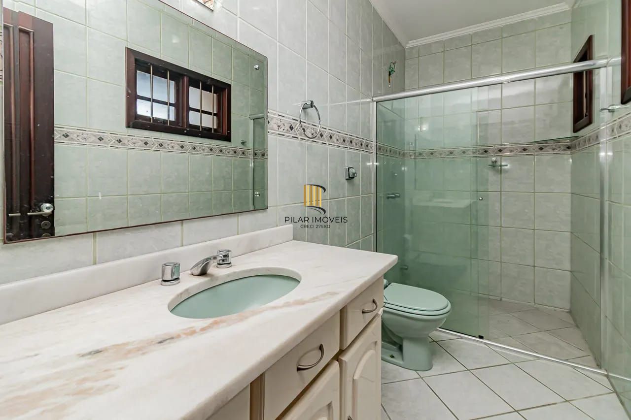 Casa com 4 dormitórios e 2 pavimentos em ótimo estado de conservação .