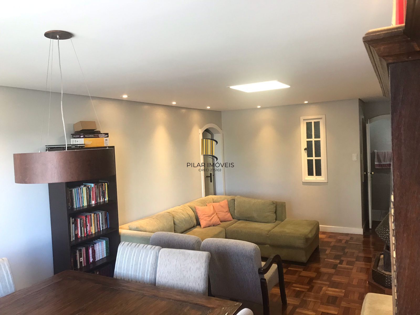 VENDE E ALUGA APARTAMENTO COM 100M² E UMA VAGA DE GARAGEM.