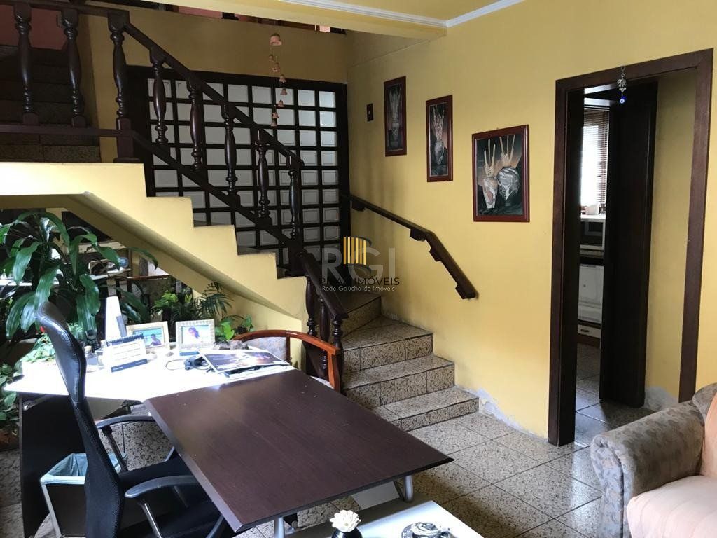 Casa para Venda - 270m², 4 dormitórios, sendo 1 suites, 5 vagas - Partenon