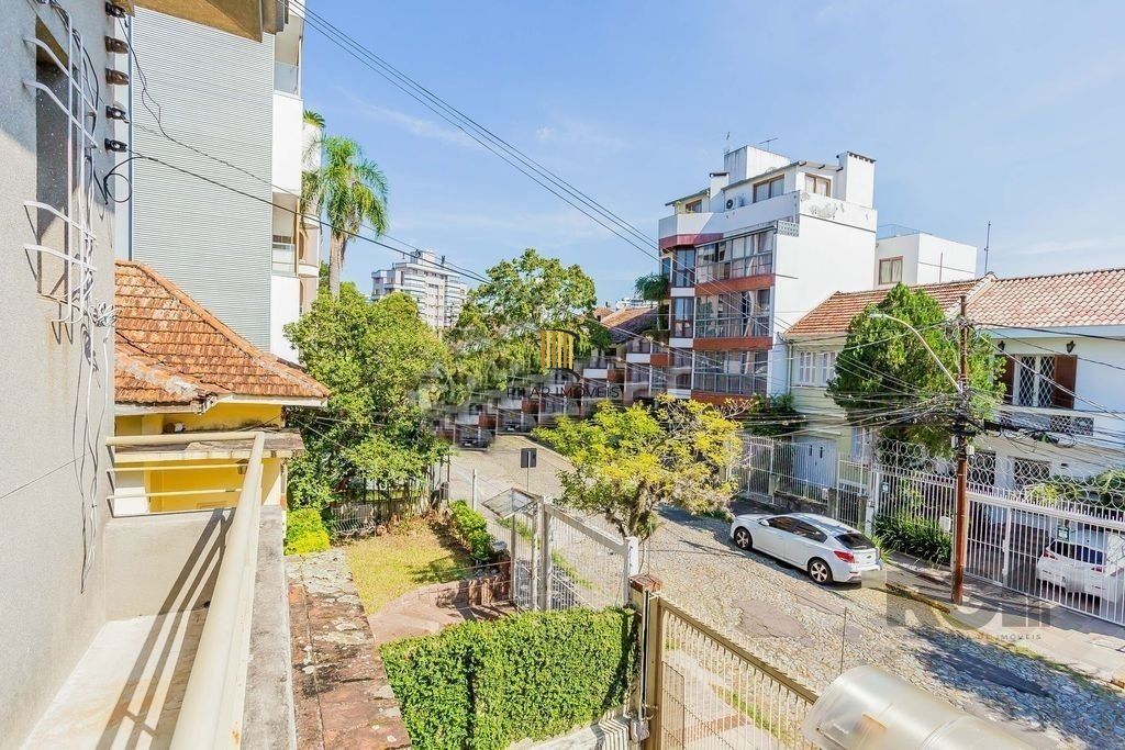 Casa 3 dormitórios, sendo 1 suíte, 636,29 m² de área privativa e 5 vaga(s) de garagem. Localizado na Rua Zamenhoff, no bairro São João em Porto Alegre.