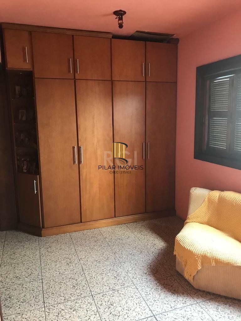 Casa para Venda - 270m², 4 dormitórios, sendo 1 suites, 5 vagas - Partenon