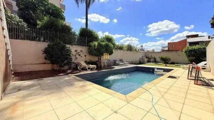 Casa de 4 dormitórios, uma suíte, pátio com piscina nos fundos e espaço para até 3 carros no Chácara das Pedras