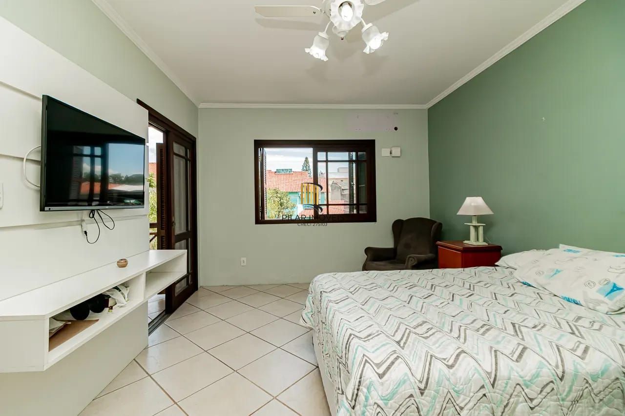 Casa com 4 dormitórios e 2 pavimentos em ótimo estado de conservação .
