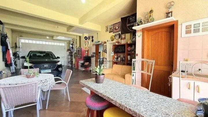 Casa de 4 dormitórios, uma suíte, pátio com piscina nos fundos e espaço para até 3 carros no Chácara das Pedras