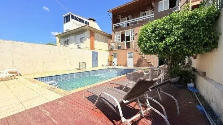 Casa de 4 dormitórios, uma suíte, pátio com piscina nos fundos e espaço para até 3 carros no Chácara das Pedras