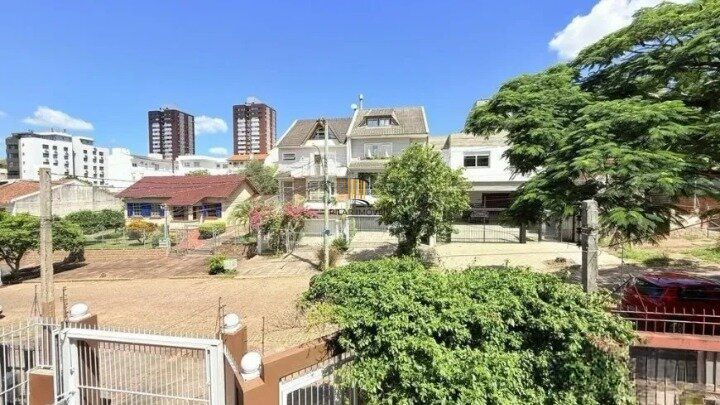 Casa de 4 dormitórios, uma suíte, pátio com piscina nos fundos e espaço para até 3 carros no Chácara das Pedras
