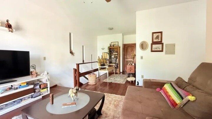 Casa de 4 dormitórios, uma suíte, pátio com piscina nos fundos e espaço para até 3 carros no Chácara das Pedras